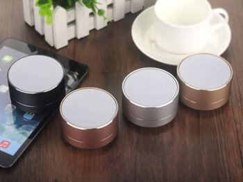 Hliníkový Bluetooth přenosný LED reproduktor - zlatý