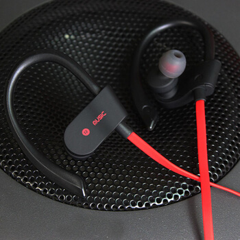 Bezdrátová Bluetooth sportovní sluchátka s ovládáním a hákem za uši - červená