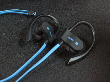 Bezdrátová Bluetooth sportovní sluchátka s ovládáním a hákem za uši - modrá