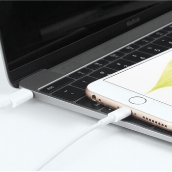 USB-C synchronizační a nabíjecí kabel s konektorem Lightning 5A - bílý