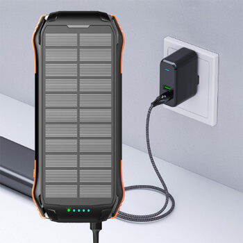 Cestovní powerbanka se solárním nabíjením a svítilnou s kapacitou 16000 mAh - černá