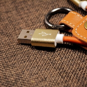 Kožený přívěsek s Micro USB kabelem - bílý